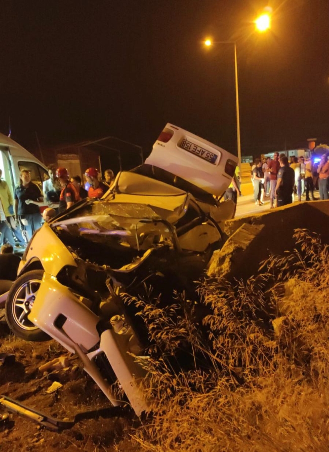Otomobil karşı şeride geçip duvara çarptı