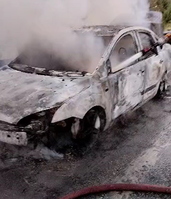 Seyir halindeki otomobil alev alev yandı