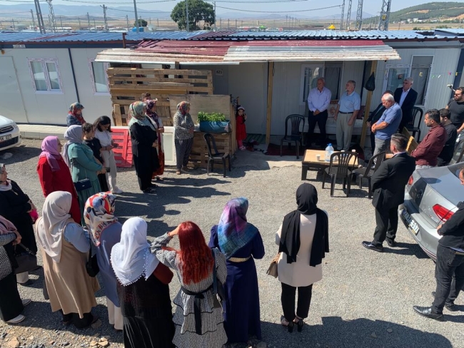 Konteyner kentten gelinliğiyle çıktı