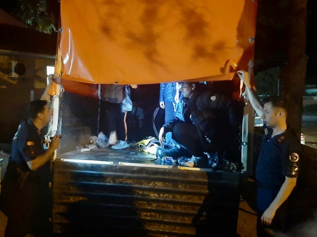 Kamyonun kasasından kaçak göçmen çıktı