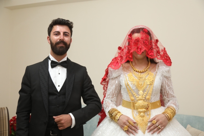 Aşiret düğününde damada 6 milyon lira, geline kilolarca altın takıldı