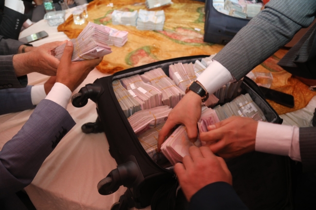 Aşiret düğününde damada 6 milyon lira, geline kilolarca altın takıldı