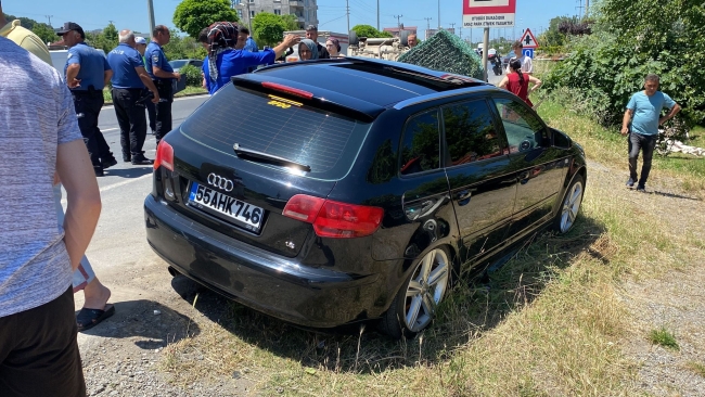 Duran araca çarpan otomobil ters döndü
