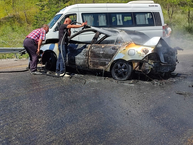 Minibüsle çarpışan otomobil alev topuna döndü