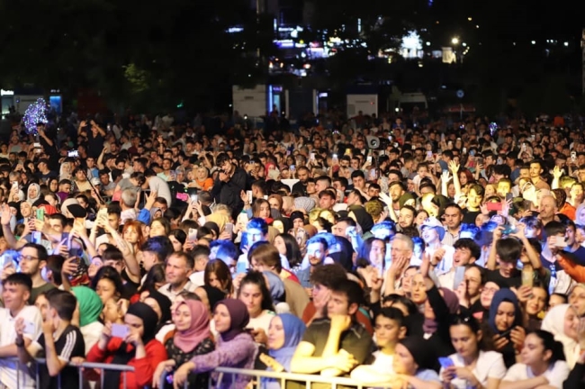Yeşilırmak Festivali’nde Elif Buse Doğan sahne aldı