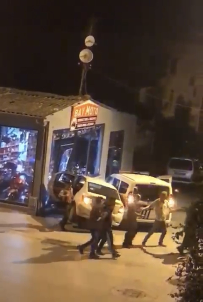 Bursa'da polisten kaçan sürücü iş yerine çarptı