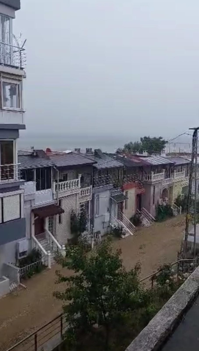 Silivri'de sağanak yağış! Yollar nehre döndü 