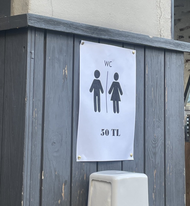 Çeşme bu kez tuvalet fiyatlarıyla gündemde!
