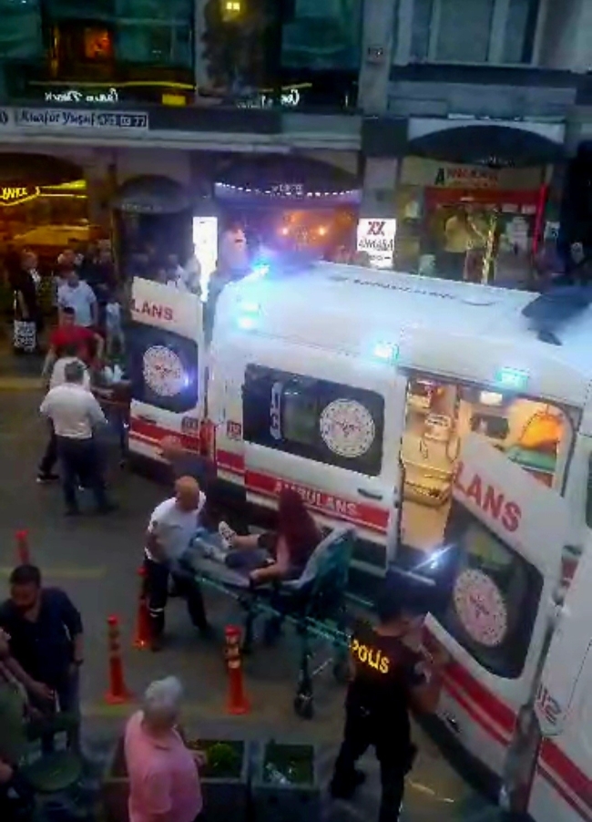 Kafe önünde silahlı saldırı: 3 yaralı
