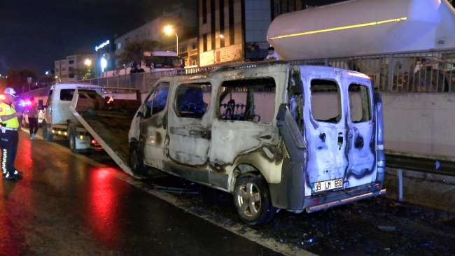 Seyir halindeki minibüs alev topuna döndü