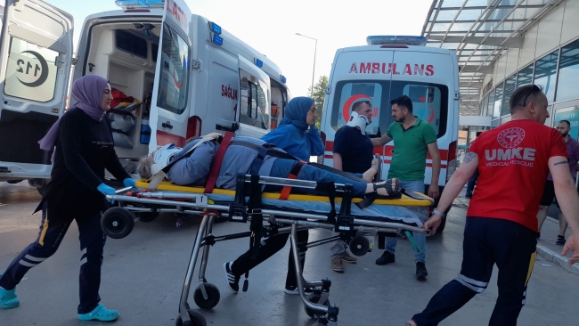 İki otomobil çarpıştı: 1'i bebek, 5 yaralı