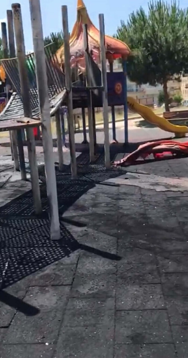 İzmir'de çocuk parkı alev alev yandı