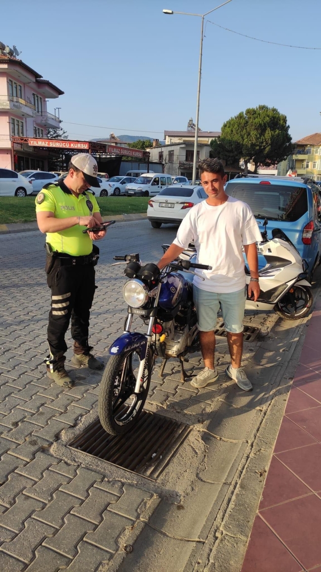 Motosiklet üzerinde yatarak sürüş pahalıya patladı