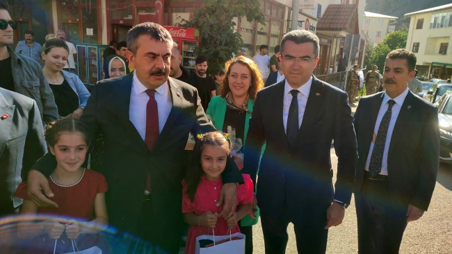 Bakan Tekin Erzurum'da hemşerileriyle bayramlaştı