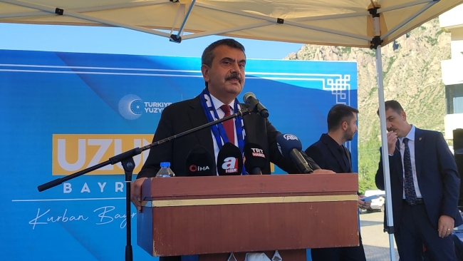 Bakan Tekin Erzurum'da hemşerileriyle bayramlaştı
