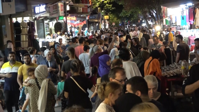 Bursalılar gece saatlerinde çarşıya akın etti