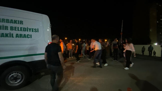 Kazada ölen gencin yakınları hastane morgunun camlarını kırdı