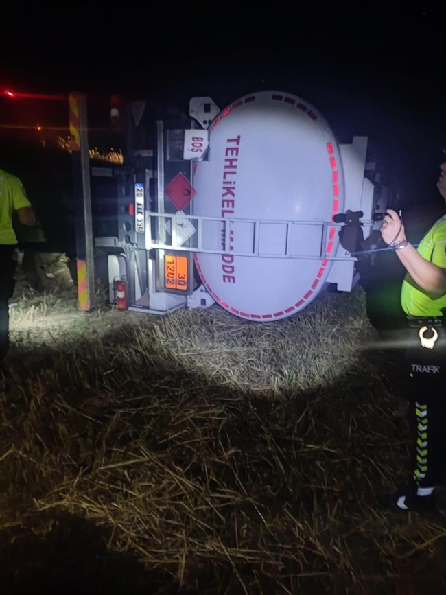 Yoldan çıkan yakıt tankeri devrildi