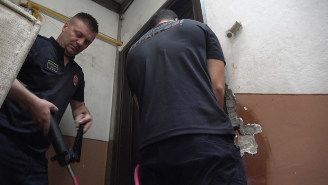 Balyoz kırıldı çelik kapı kırılmadı