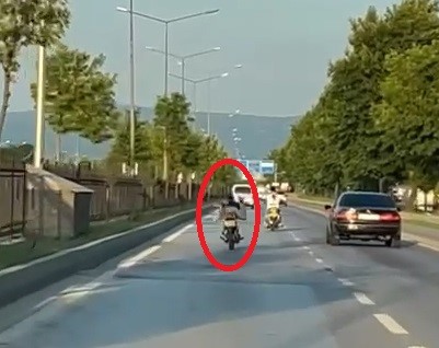 Bursa'da yüzüstü uzanarak motosiklet sürdü