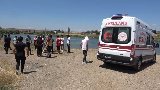 Topu almak için girdiği sudan cansız bedeni çıktı