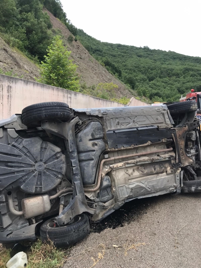 Polis memuru zincirleme kazada yaralandı