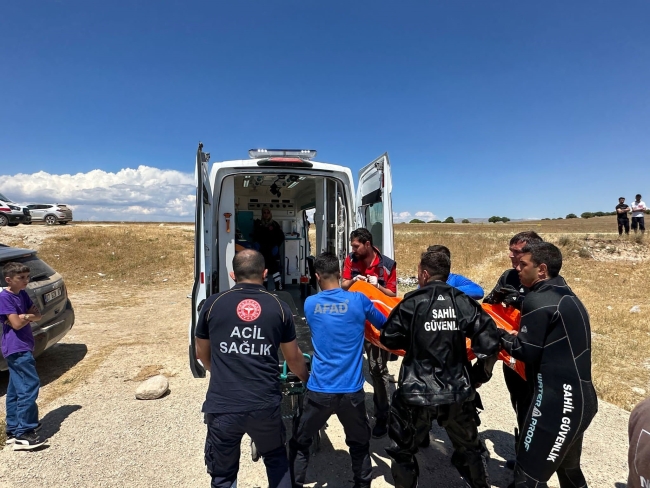 Serinlemek için girdikleri gölde boğuldular