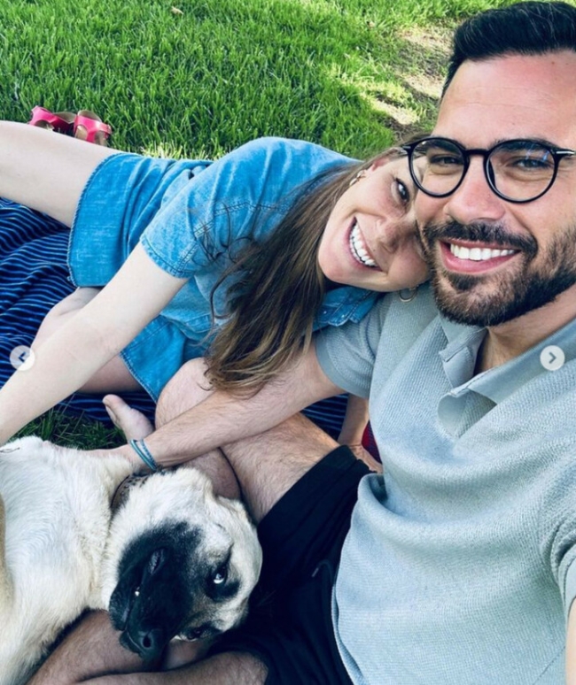 Aslı Enver'den aşk pozu