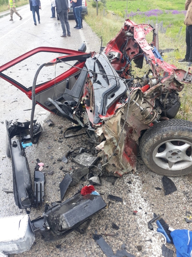 İkiye bölünen otomobilin sürücüsü kurtarılamadı!