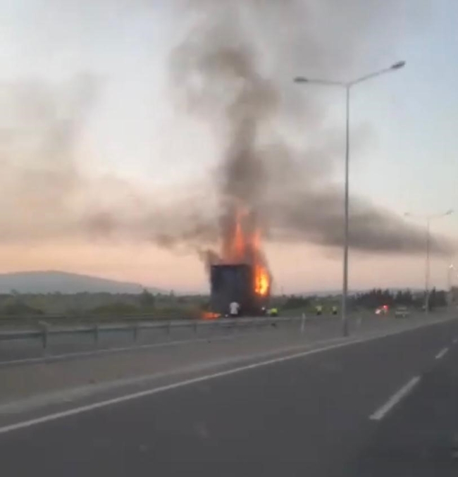 Tavuk yüklü dorse küle döndü