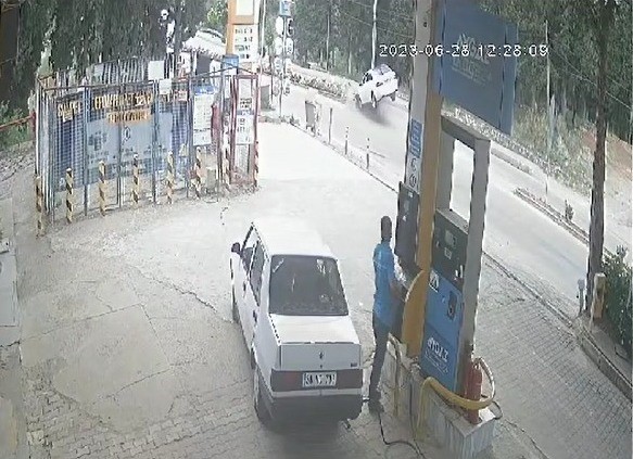 Lüks araç direğe çarparak durabildi!