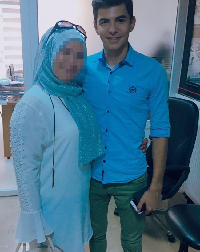 Annesinin sevgilisini, evlerine kurduğu kamera ile takip edip öldürmüş