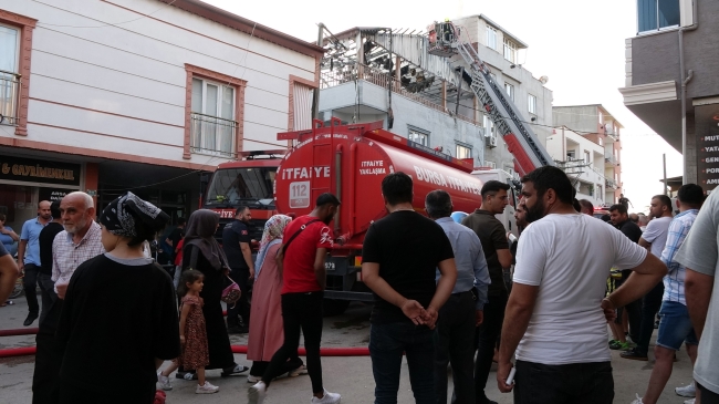 Bursa'da muhtarın evinde çıkan yangın mahalleliyi sokağa döktü