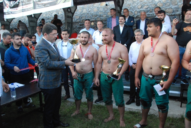 Bakan Tunç, Karakucak güreşlerine katıldı