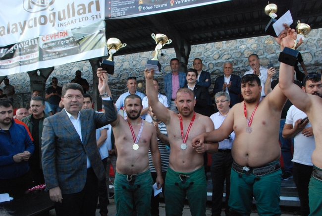 Bakan Tunç, Karakucak güreşlerine katıldı