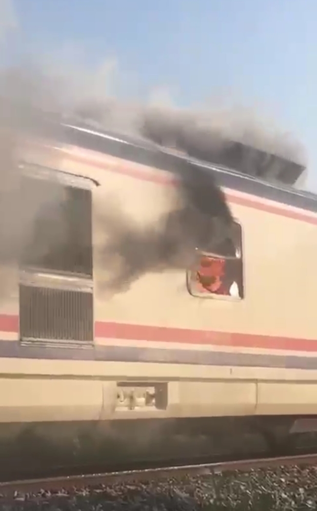 Denizli'de faciadan dönüldü! Yolcu dolu tren alev alev yandı
