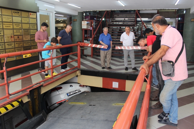 Otomobil asansörlü otoparka sıkıştı