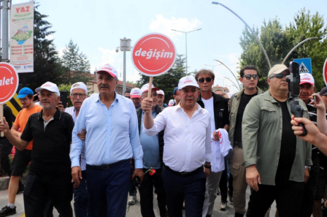 Tanju Özcan'ın CHP'ye yürüyüşü başladı