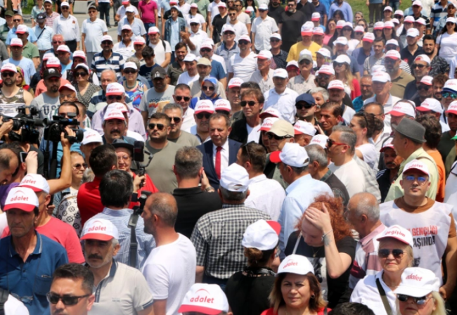 Tanju Özcan'ın CHP'ye yürüyüşü başladı