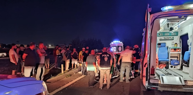 Kımızı ışıkta bekleyen otomobile kamyon çarptı