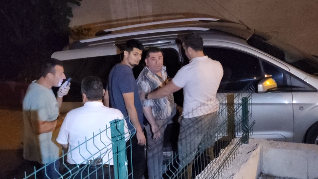 Evini yakan damadını tüfekle vurdu!