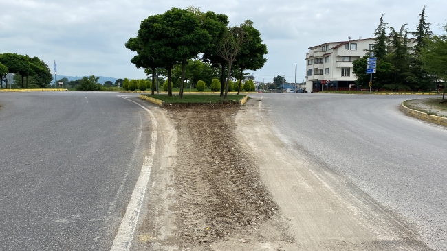 TIR kavşaktan geçemedi, yolda kaldı