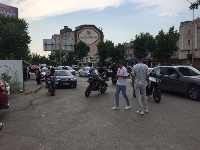 Bursa'da araçla seyir halinde arkadaşını bıçakladı!