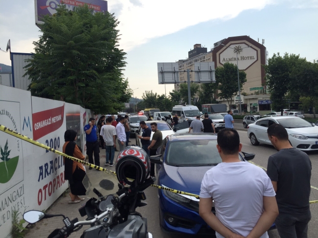 Bursa'da araçla seyir halinde arkadaşını bıçakladı!