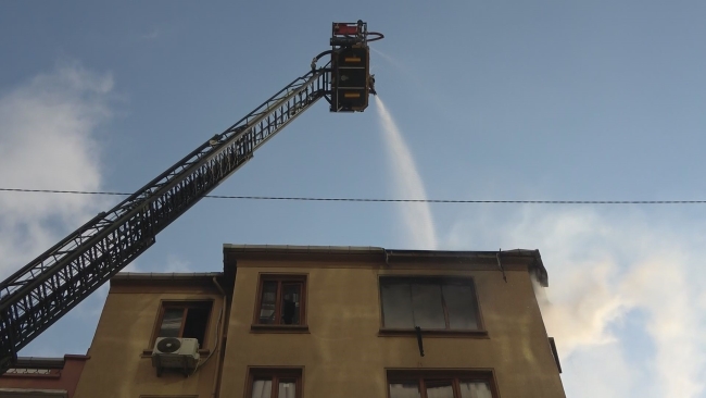 İstanbul'da 5 katlı binada korkutan yangın!