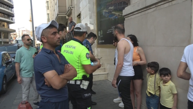 İstanbul'da 5 katlı binada korkutan yangın!