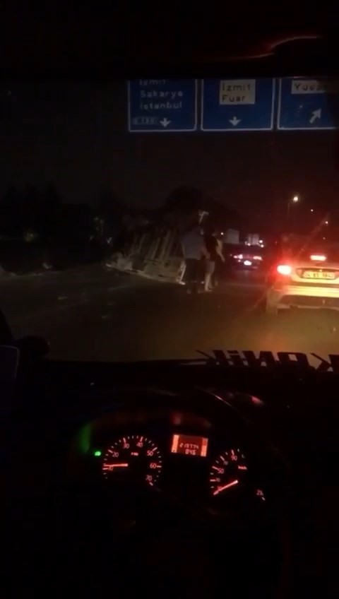 Kocaeli'de kaza! 3 araçlar takla attı