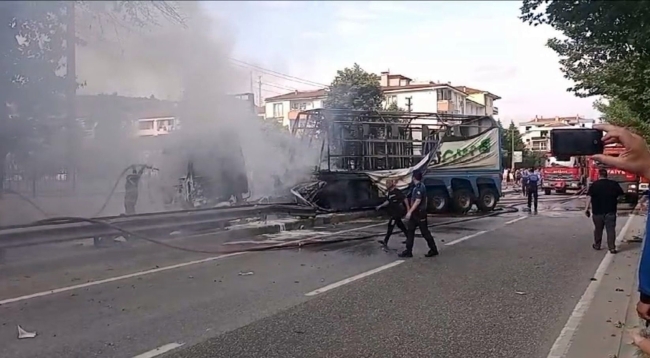 Sakarya'da faciadan dönüldü! TIR bomba gibi patladı