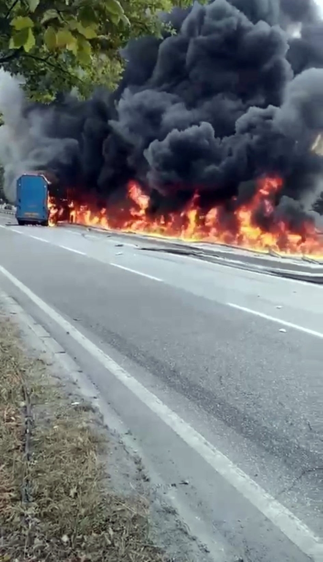 Sakarya'da faciadan dönüldü! TIR bomba gibi patladı
