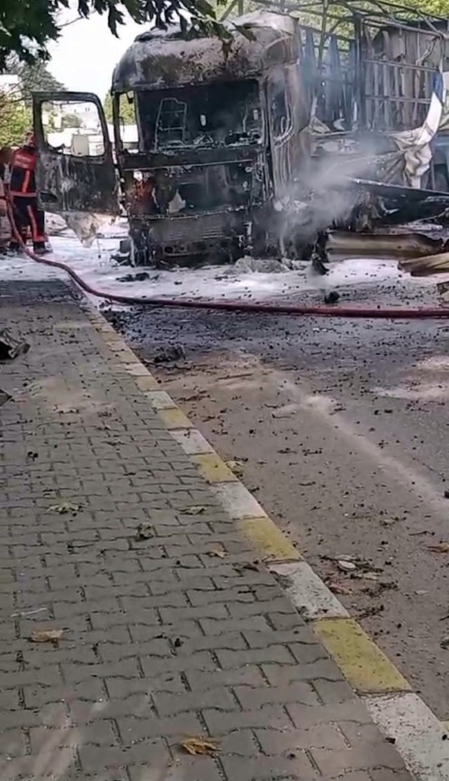Sakarya'da faciadan dönüldü! TIR bomba gibi patladı